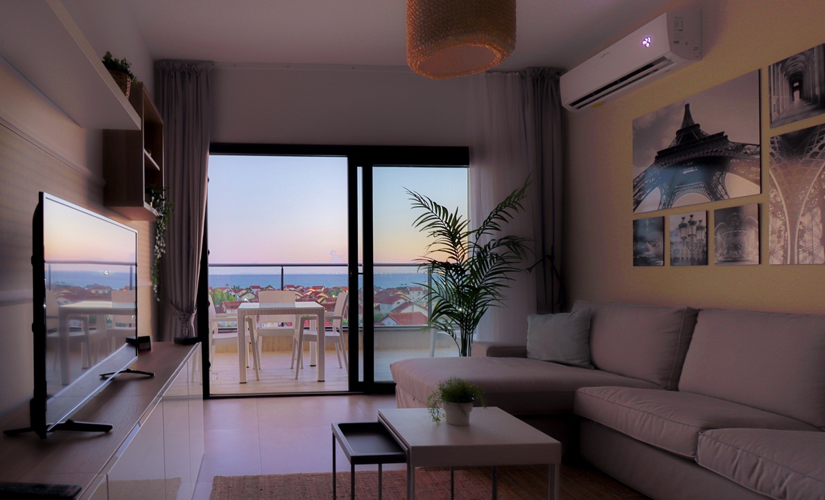 Apartament 1+1 w Caesar Blue – część dzienna z aneksem kuchennym